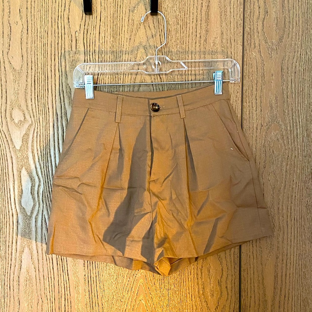 Khaki colored preppy shorts
